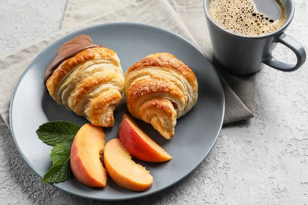 Plate Delicious Croissants Chocolate Peach Light Background — Stock Photo, Image