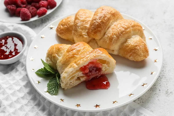 Plate Delicious Croissants Raspberry Jam Light Background — Stock Photo, Image