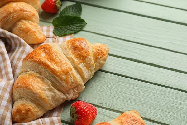 Heerlijke Croissants Groene Houten Achtergrond Close — Stockfoto