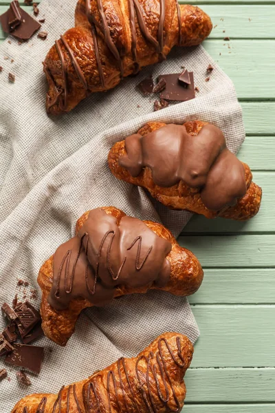 Delicious Croissants Chocolate Green Wooden Background — Stock Photo, Image