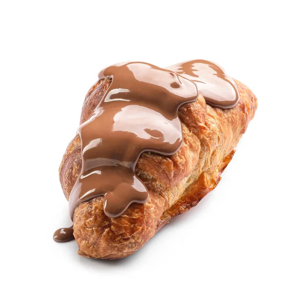 Beyaz arka planda çikolatalı lezzetli kruvasanlar.