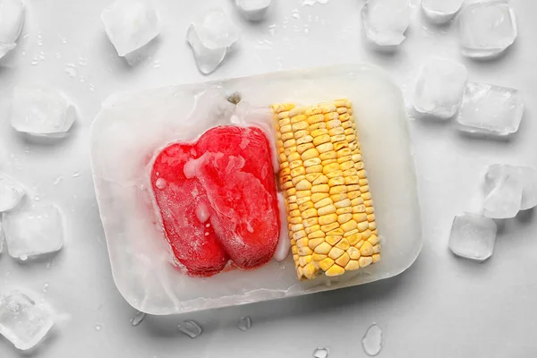 薄味の氷の中で冷凍された新鮮な野菜 — ストック写真