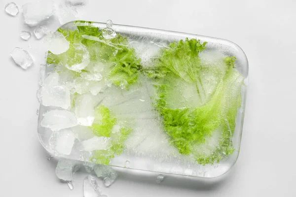 軽い背景で氷の中で冷凍新鮮なレタス — ストック写真