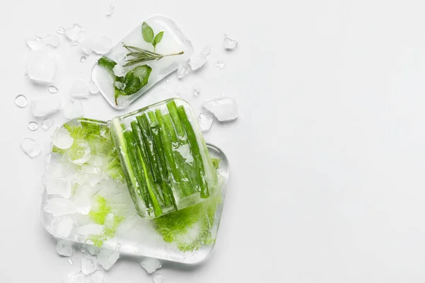 Cebolla Verde Fresca Lechuga Congeladas Hielo Sobre Fondo Claro — Foto de Stock