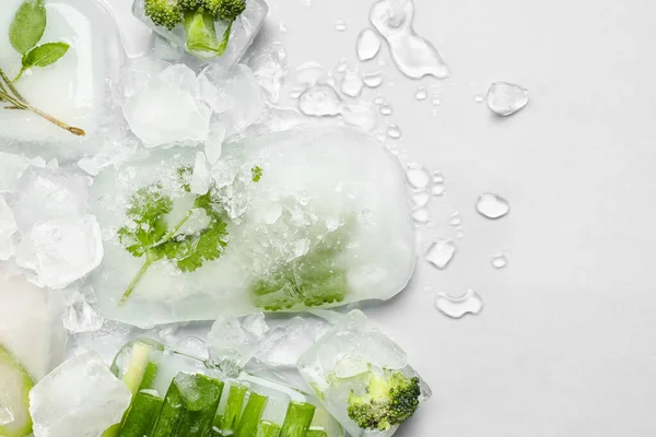 Verduras Frescas Congeladas Hielo Sobre Fondo Claro — Foto de Stock