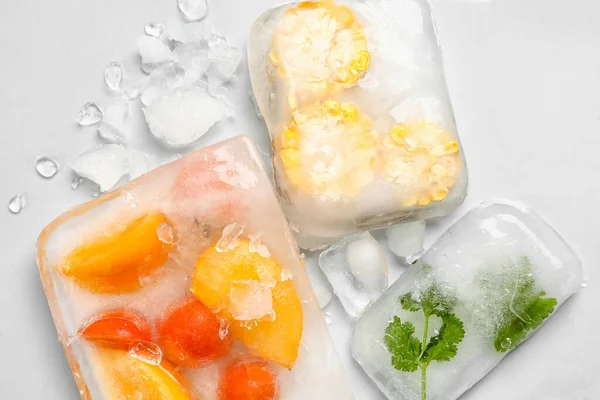 Frisches Gemüse Eingefroren Eis Auf Hellem Hintergrund — Stockfoto
