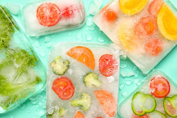 Frisch Geschnittenes Gemüse Eingefroren Eis Auf Türkisfarbenem Hintergrund — Stockfoto