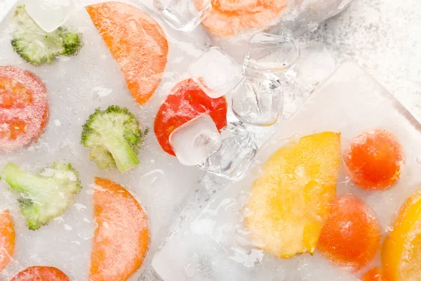 Frisch Geschnittenes Gemüse Eingefroren Eis Auf Hellem Hintergrund — Stockfoto
