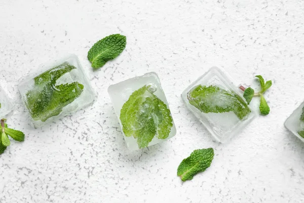 Fresh Mint Leaves Frozen Ice Light Background — Stock Photo, Image