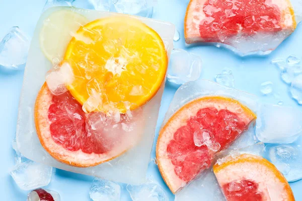 Rodajas Frescas Cítricos Congelados Hielo Sobre Fondo Azul —  Fotos de Stock