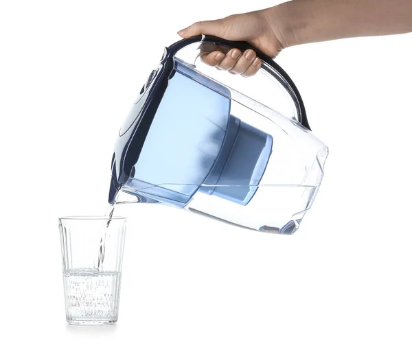 Жінка Наливає Очищену Воду Склянку Блакитного Фільтрувального Глечика Білому Тлі — стокове фото