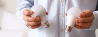 Modern ampulleri tutan adam, yakın plan.