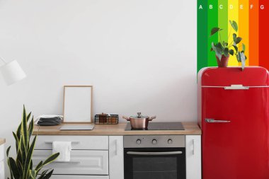 Kırmızı buzdolabı olan modern mutfağın içi. Akıllı ev kavramı
