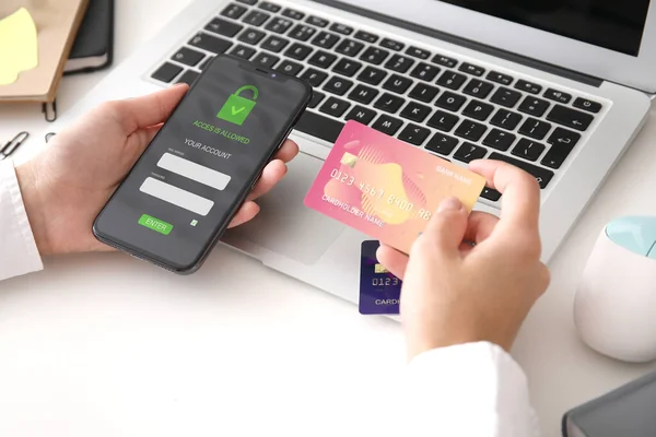 Jovem Com Cartão Crédito Usando Smartphone Moderno Para Pagamento Online — Fotografia de Stock