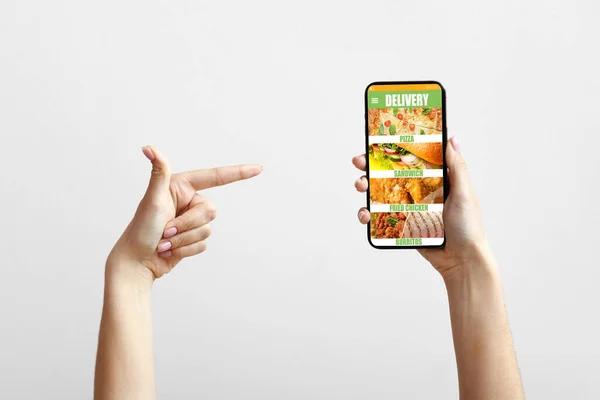 Mãos Mulher Jovem Com Smartphone Encomendar Alimentos Line Fundo Claro — Fotografia de Stock
