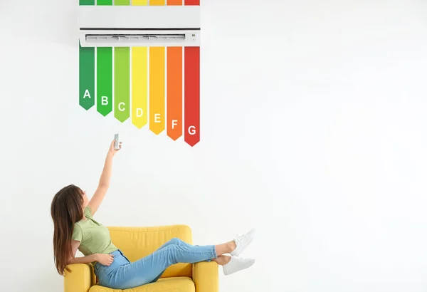 Junge Frau Schaltet Moderne Klimaanlage Zimmer Ein Konzept Des Smart — Stockfoto