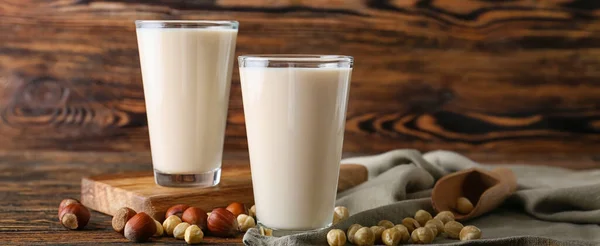 Gläser Leckere Haselnussmilch Auf Hölzernem Hintergrund — Stockfoto