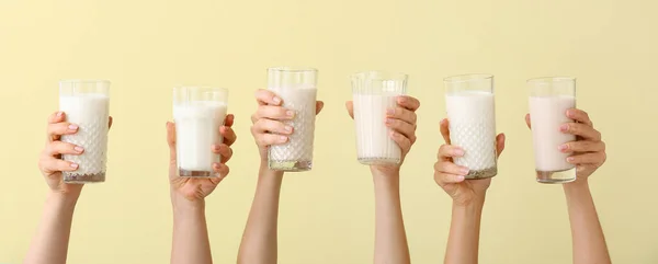 Kvinnliga Händer Med Glasögon Vegan Mjölk Gul Bakgrund — Stockfoto