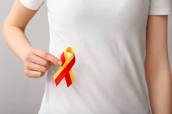Woman White Shirt Awareness Ribbon Grey Background Closeup Hepatitis Concept — Stock Photo, Image