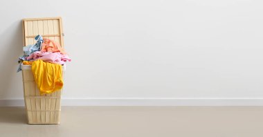 Çamaşır sepeti ışık duvarının yanında. Tasarım için pankart