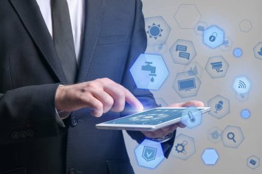 Akıllı ev otomasyonunun geleceksel arayüzünü kullanan tablet bilgisayarlı adam, kapat