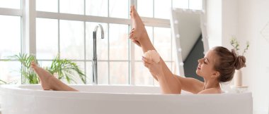 Güzel genç bayan evde banyo yapıyor.