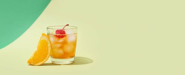 Renkli arka planda bir bardak lezzetli eski moda kokteyl ve metin için yer.