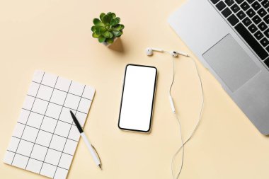 Renkli arka planda cep telefonu, kulaklık, dizüstü bilgisayar