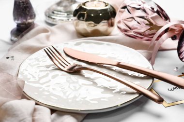 Beyaz arka planda düğün için güzel bir masa.