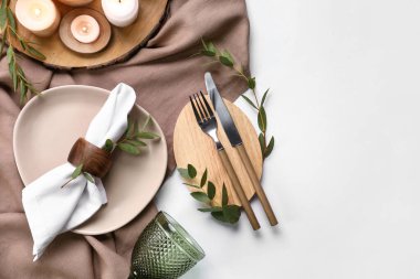 Beyaz arka planda düğün için güzel bir masa.