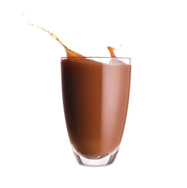 Beyaz arka planda bir bardak lezzetli buzlu kahve.