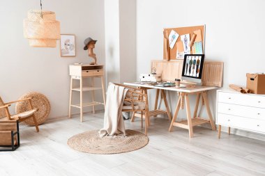 Kıyafet tasarımcısının iş yeri olan modern stüdyonun içi