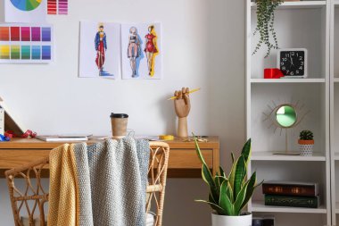 Modern stüdyoda kıyafet tasarımcısının işyeri