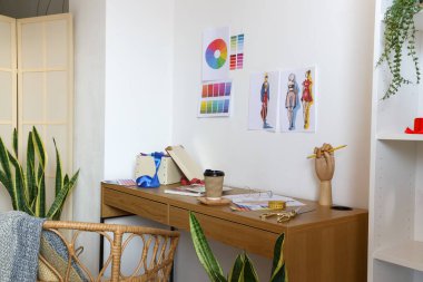 Modern stüdyoda kıyafet tasarımcısının işyeri