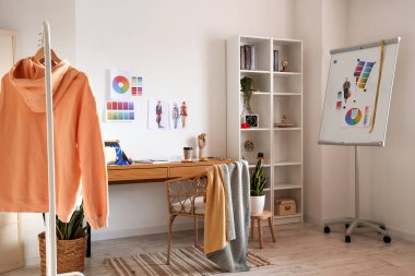 Kıyafet tasarımcısının iş yeri olan modern stüdyonun içi