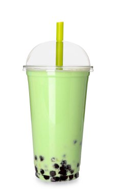 Beyaz arka planda plastik bardak lezzetli köpüklü çay.