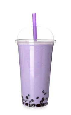 Beyaz arka planda plastik bardak lezzetli köpüklü çay.