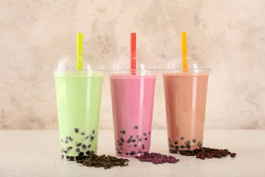 Plastik fincanlar hafif masada lezzetli köpüklü çay.