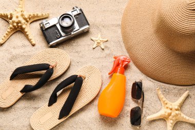 Güneş kremi şişesini plaj aksesuarları ve kumdaki yıldız balıklarıyla doldur.