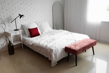 Pembe banklı, yataklı ve aynalı ışık odasının içi