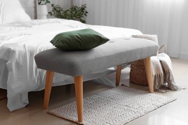 Işık odasında yastıklı yumuşak bank