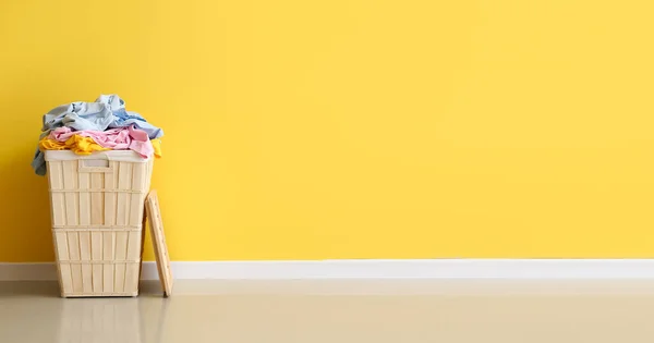 Koš Plný Prádla Žluté Zdi Nápis Pro Design — Stock fotografie