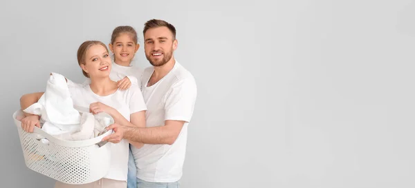 Familia Feliz Sosteniendo Cesta Lavandería Sobre Fondo Claro Con Espacio — Foto de Stock