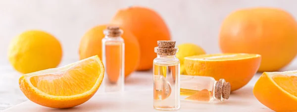 Botellas Con Aceite Esencial Naranja Mesa — Foto de Stock