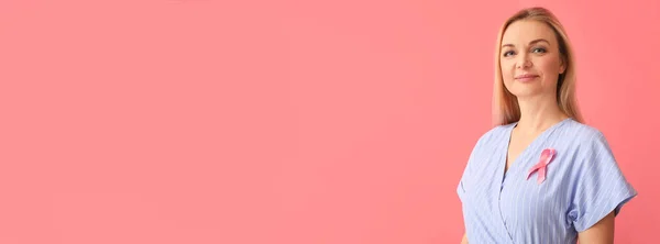 成熟的女人带着粉红色的丝带在色彩的背景与文字的空间 乳腺癌意识概念 — 图库照片