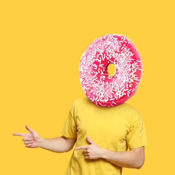 Kafası Yerine Lezzetli Donutlu Adam Sarı Arka Planda Bir Şey — Stok fotoğraf