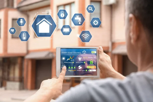Man Tablet Computer Using Application Smart Home Automation Outdoors — Stock Photo, Image