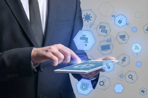 Akıllı Otomasyonunun Geleceksel Arayüzünü Kullanan Tablet Bilgisayarlı Adam Kapat — Stok fotoğraf
