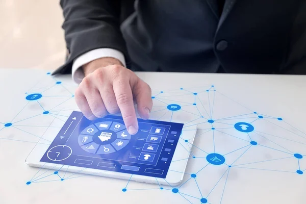 Tablet Bilgisayarlı Bir Adam Masadaki Akıllı Otomasyonunun Geleceksel Arayüzünü Kullanıyor — Stok fotoğraf