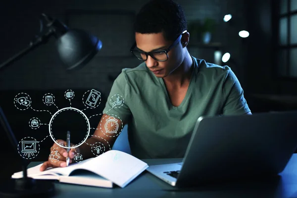 Afro Americano Trabalhar Escritório Até Tarde Noite Conceito Estratégia Marketing — Fotografia de Stock